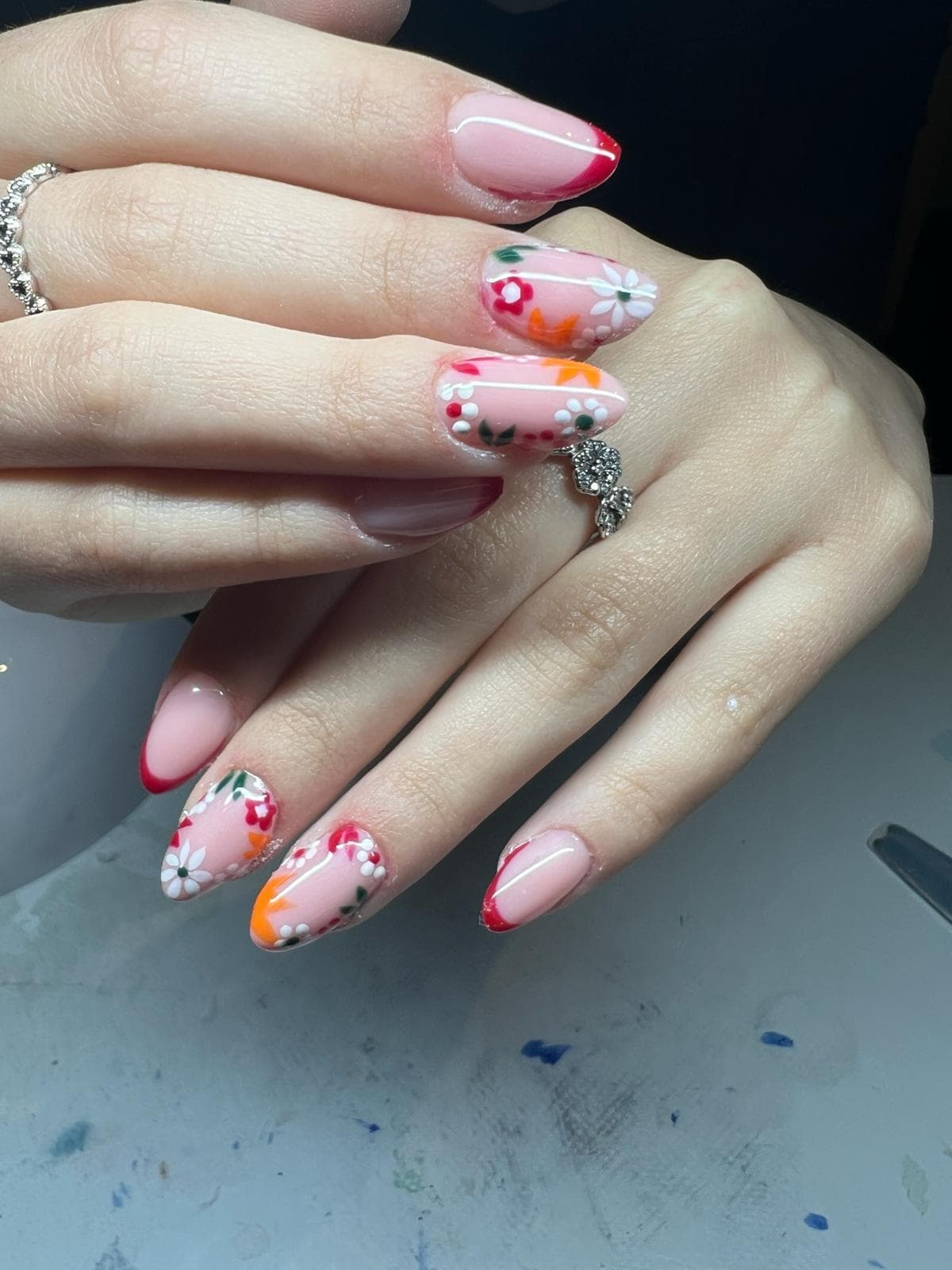 Nail art floreale colorata su base nude